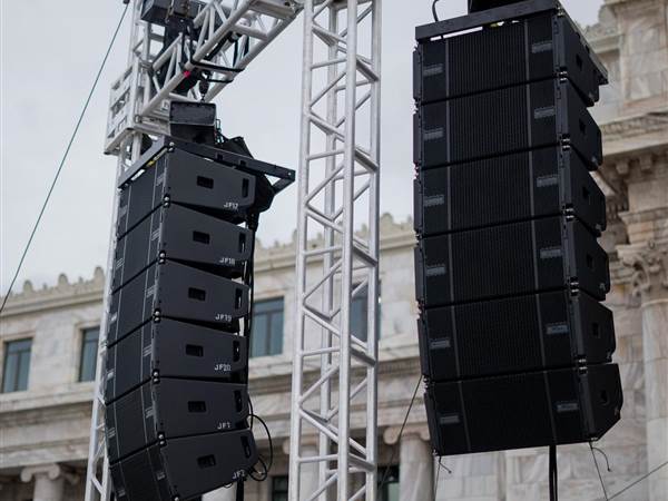  - Clamor-de-Dios_Mains-and-siddefills-stage-right-with-capitol