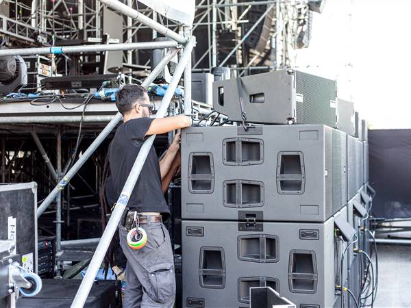Caparezza Prisoner 709 Tour - 034-phGiacomoBrini-2018_06_29-Caparezza-Sherwood-dbTechnologies-IMG_1248